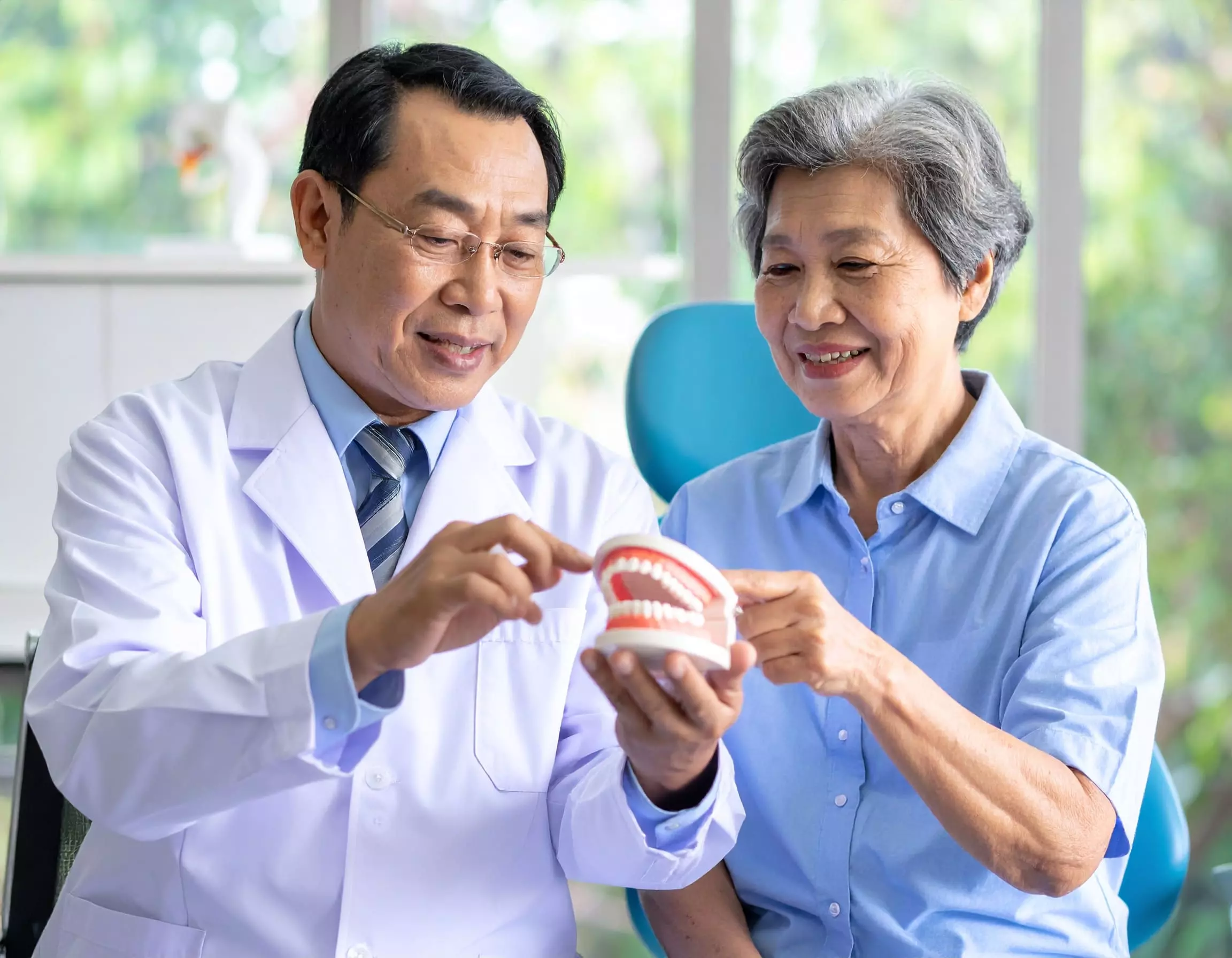 長輩假牙一直掉、吃飯都不敢咬怎麼辦？All-on-4全口重建能不能改善缺牙