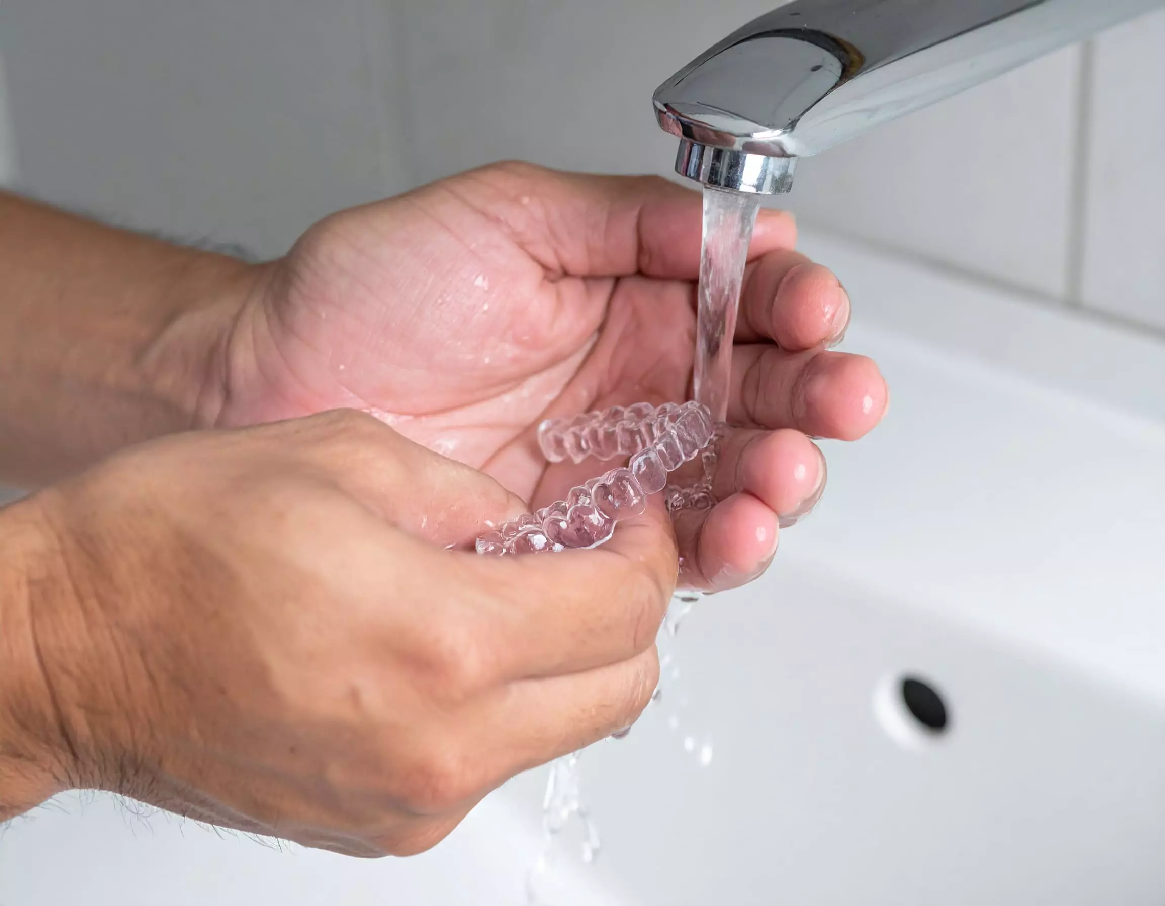 戴隱形牙套講話怪怪的？很多人剛戴都會遇到的隱形牙套適應期