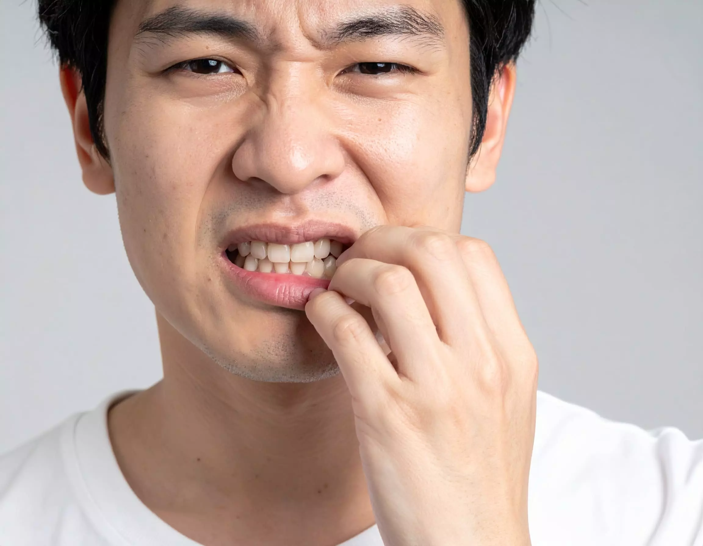 根管治療後一定要做牙套嗎？醫師真心勸：沒戴牙套，牙齒真的很容易裂！